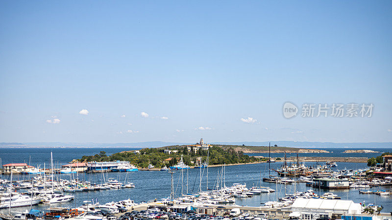 保加利亚，布尔加斯，索佐波尔- 2021年7月25日:索佐波尔码头的夏日正午景色